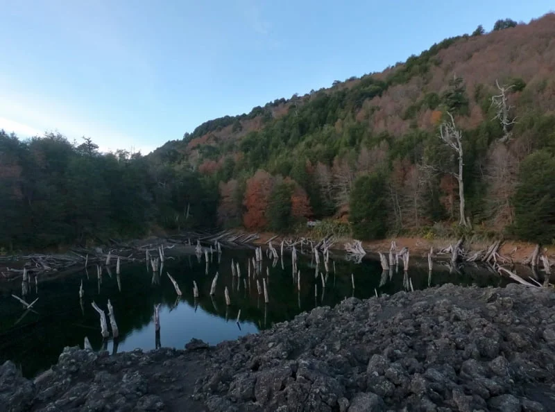 Mirador del sendero Sierra Nevada sobre el lago Conguillío