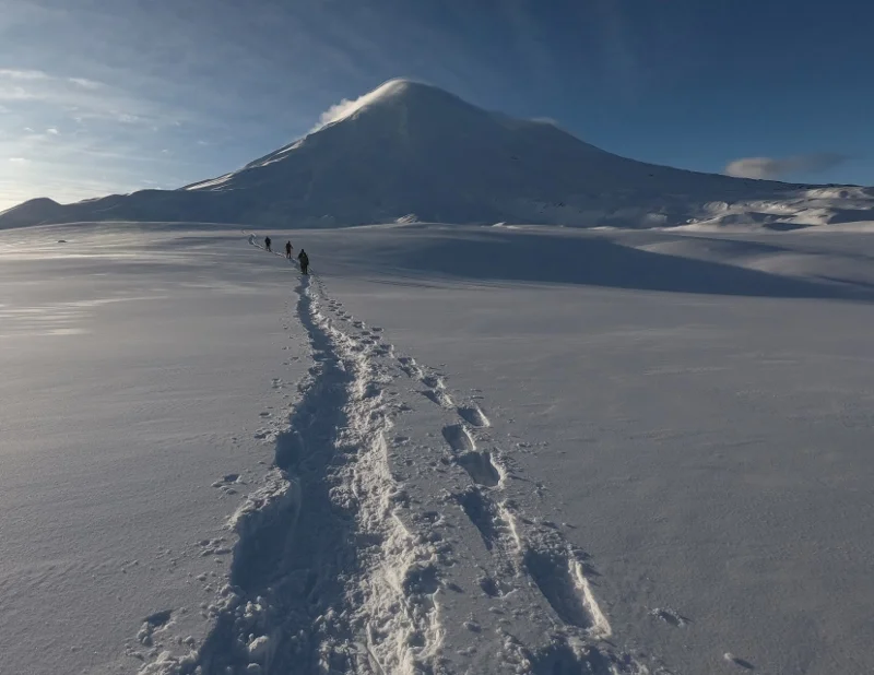 Montañistas ascendiendo por el glaciar del Llaima