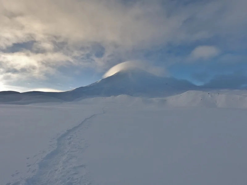 Equipo de montaña durante un ascenso invernal al volcán Llaima