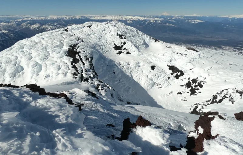Nieve y roca volcánica cerca de la cima del Llaima