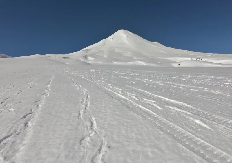 Vista de la cumbre principal del volcán Llaima