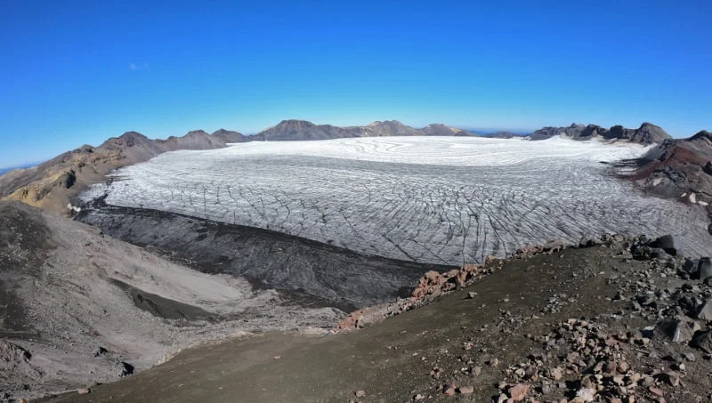 Ladera volcánica y sendero de subida hacia la caldera del Sollipulli