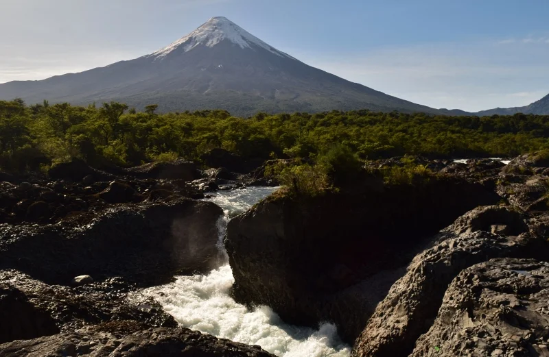 Saltos del Petrohué fotografiados durante una visita al parque nacional