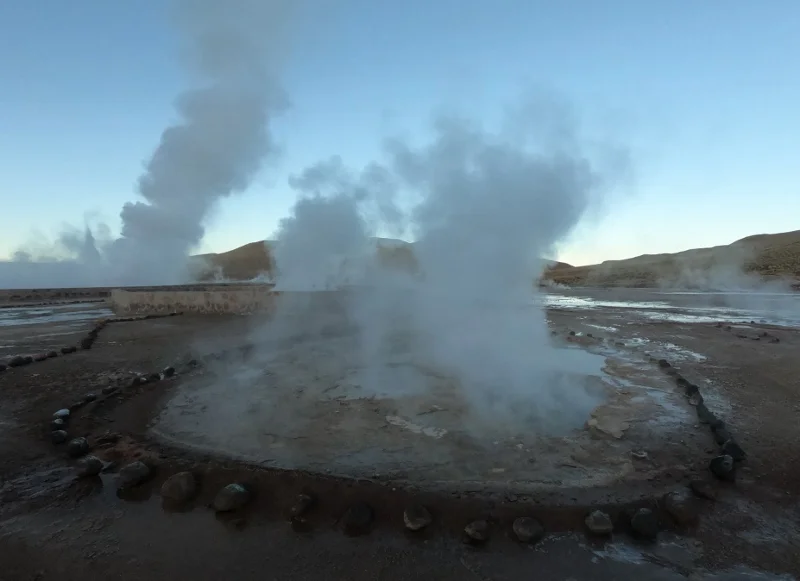 Columnas de vapor al amanecer en los Géiseres del Tatio
