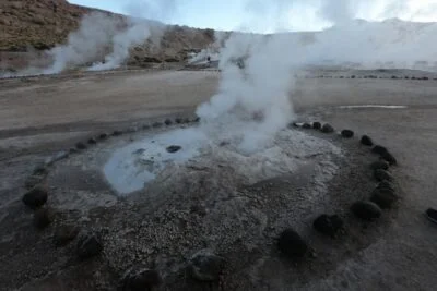Vapor durante el amanecer en los Géiseres del Tatio