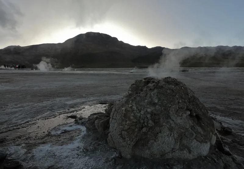 Fumarolas del campo geotérmico El Tatio iluminadas por el amanecer