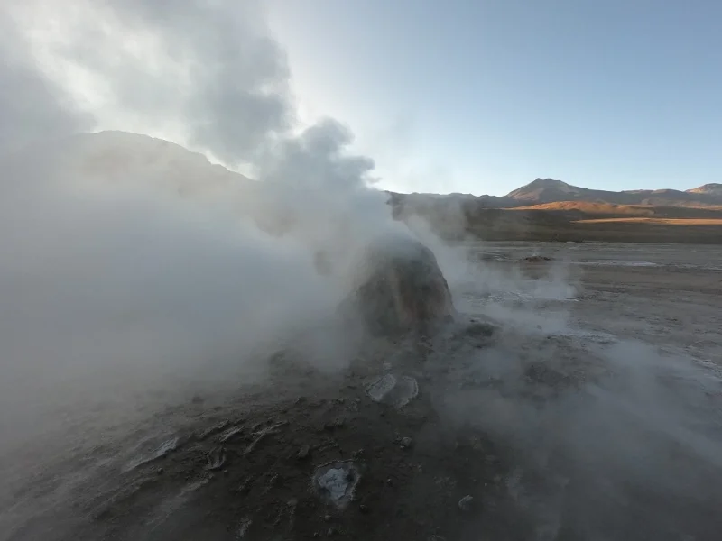 Sendero señalizado entre fumarolas y pozas calientes de El Tatio