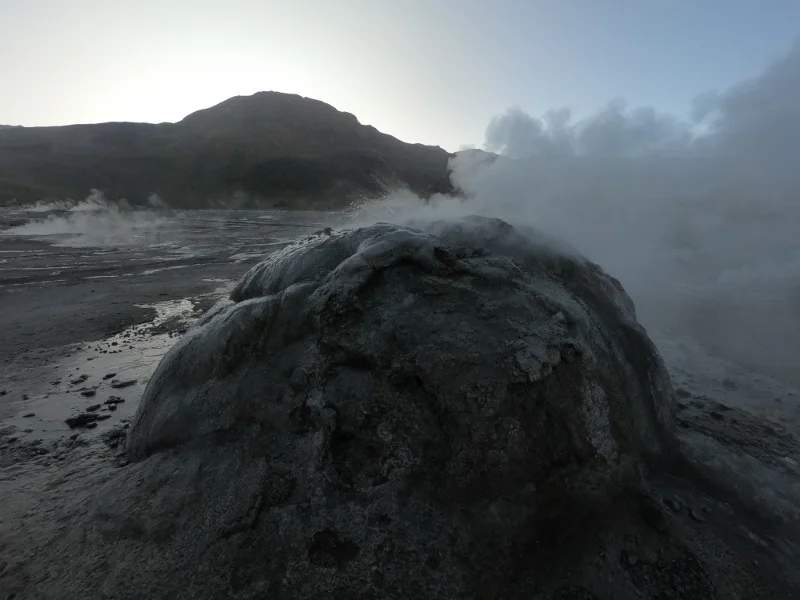 Poza geotérmica burbujeante en los Géiseres del Tatio