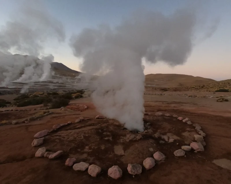 Vapor elevándose sobre el paisaje altiplánico de los Géiseres del Tatio