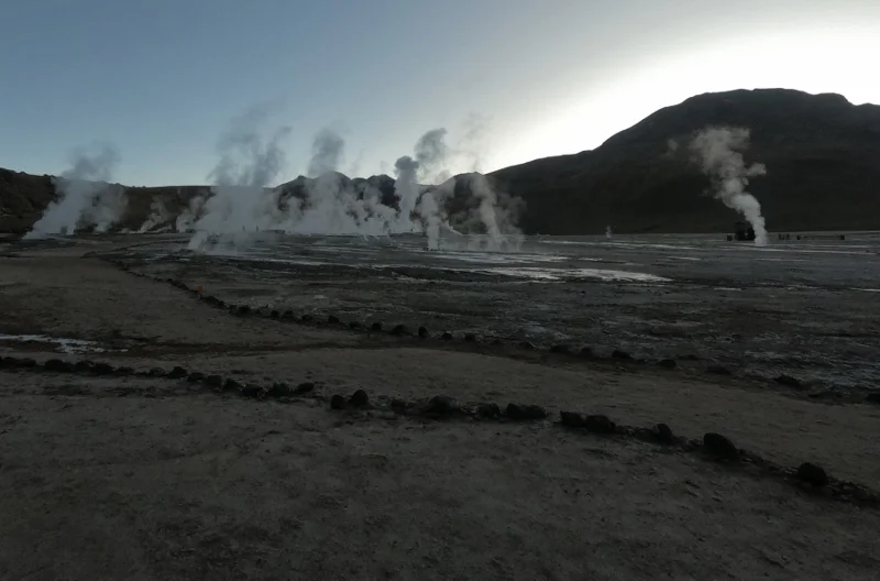 Visitantes recorriendo los Géiseres del Tatio durante las primeras horas del día
