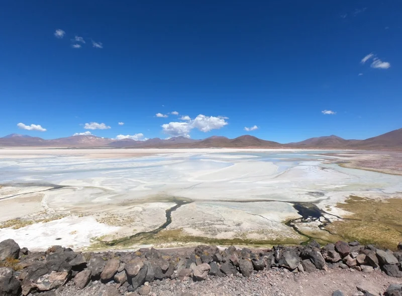 Laguna de color turquesa en el altiplano cercano a Piedras Rojas