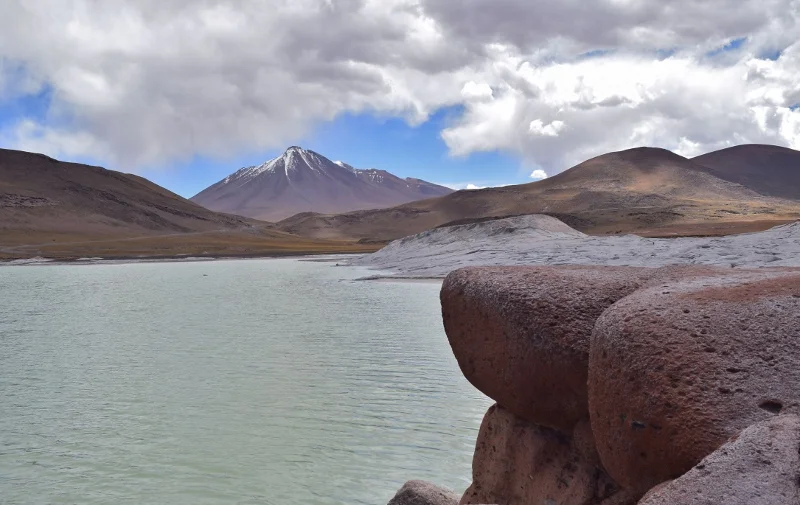 Laguna altiplánica rodeada de montañas en el recorrido de Piedras Rojas