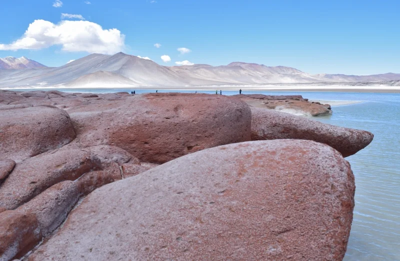 Formaciones volcánicas rojas en el Salar de Aguas Calientes Sur