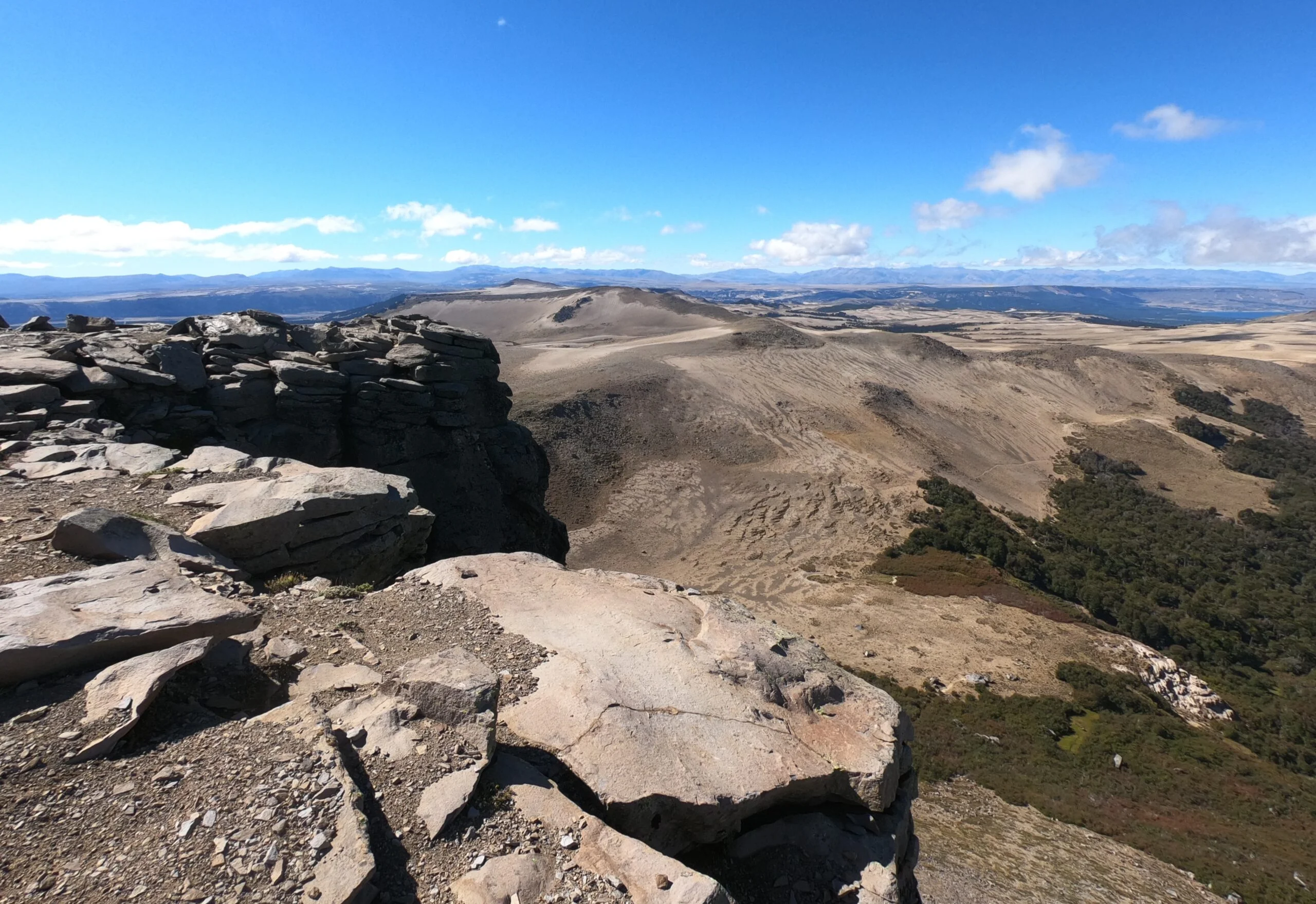 Vista amplia de la cordillera durante el ascenso a Batea Mahuida