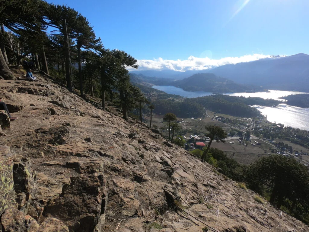 Excursionistas durante una salida guiada a Batea Mahuida
