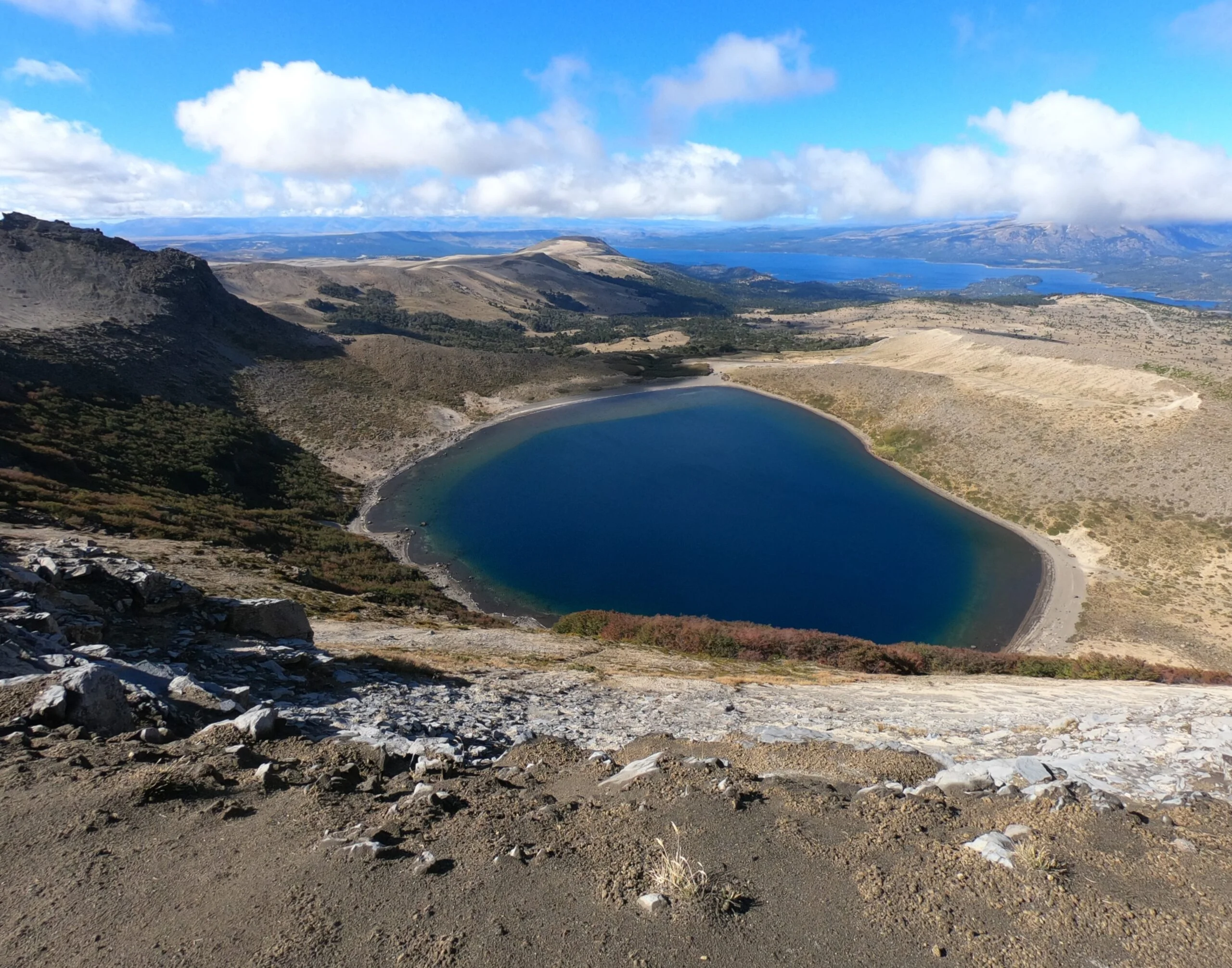 Panorámica de montañas y lagunas desde la parte alta de Batea Mahuida