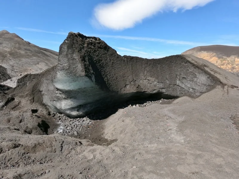 Hielo glaciar cubierto por ceniza y material volcánico en Pichillancahue