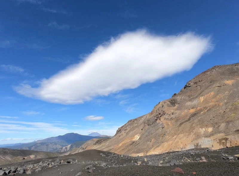 Excursionistas observando el Glaciar Pichillancahue desde terreno seguro