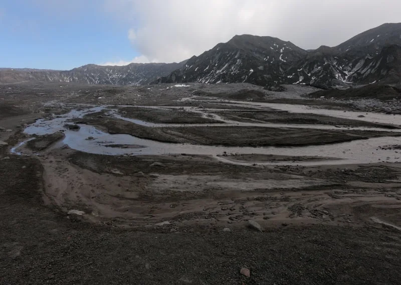 Paisaje cordillerano durante la caminata al Glaciar Pichillancahue