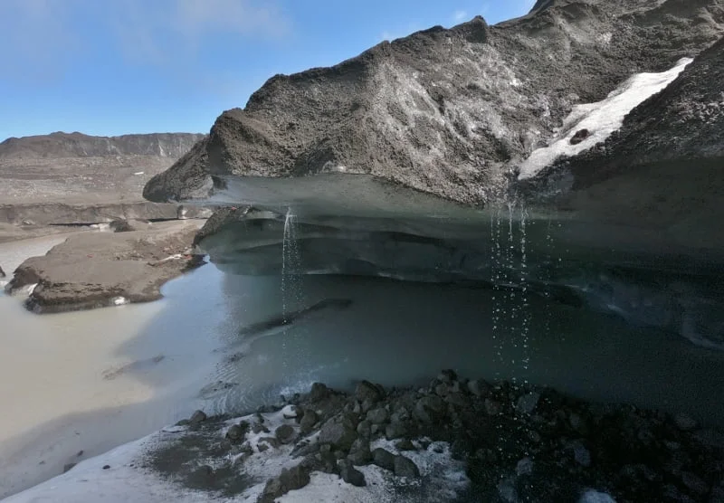 Glaciar Pichillancahue cubierto por sedimentos oscuros al pie del volcán Villarrica