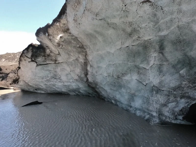 Sendero sobre terreno volcánico cerca del Glaciar Pichillancahue