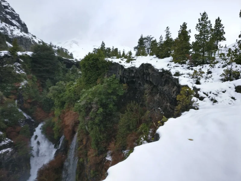 Cascada del sendero Las Chilcas Torbellino rodeada de nieve y bosque