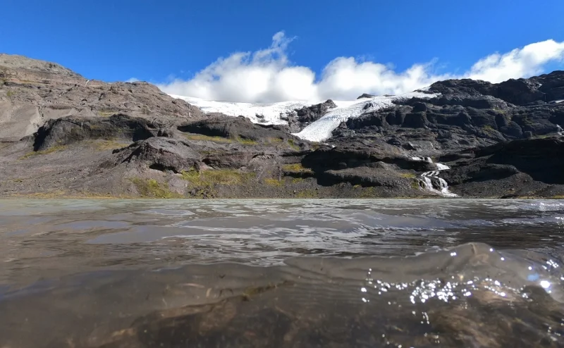 Orilla de Laguna Espejo y Sierra Nevada