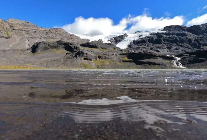 Glaciar Sierra Nevada sobre Laguna Espejo