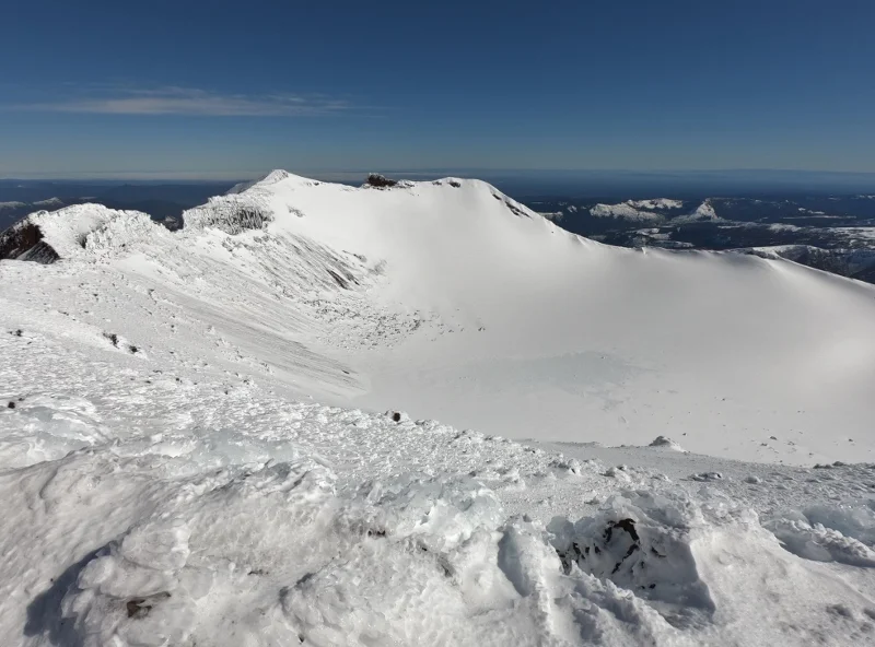 Montañistas progresando por la nieve durante el ascenso al volcán Lonquimay
