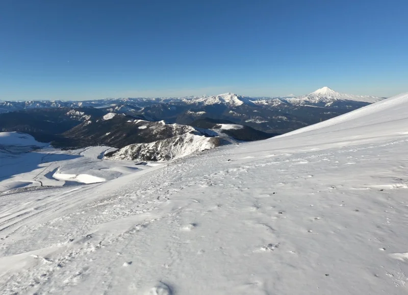 Nieve y terreno volcánico en la parte alta del Lonquimay