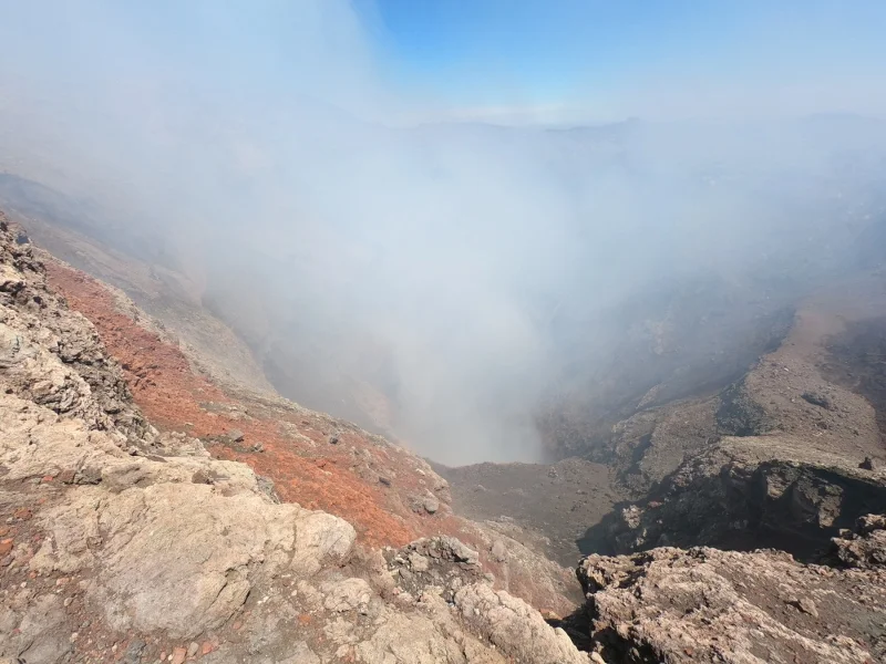 Vista del cráter durante el ascenso al volcán Villarrica