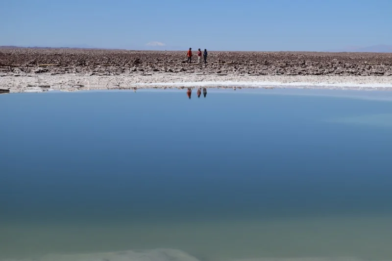 Sendero entre las lagunas salinas de Baltinache en el desierto de Atacama