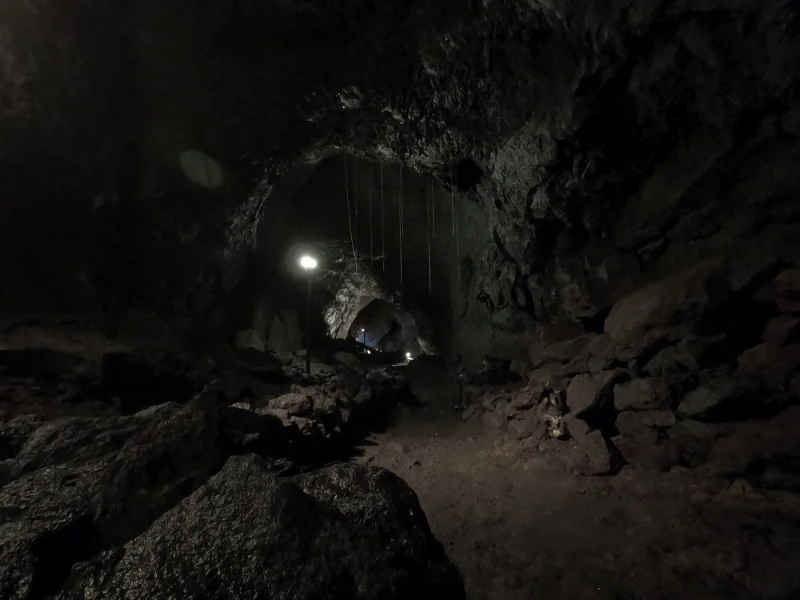 Interior iluminado de las Cuevas Volcánicas del Villarrica
