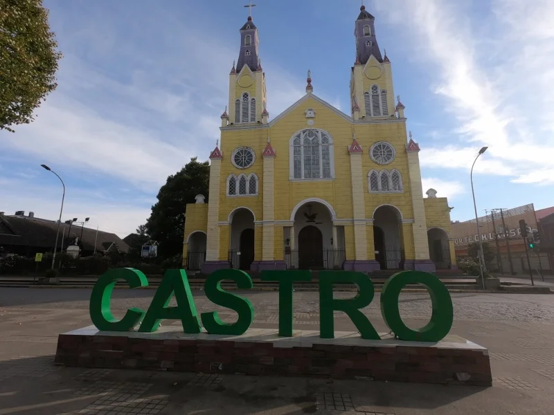 Fachada amarilla y torres de la Iglesia San Francisco de Castro