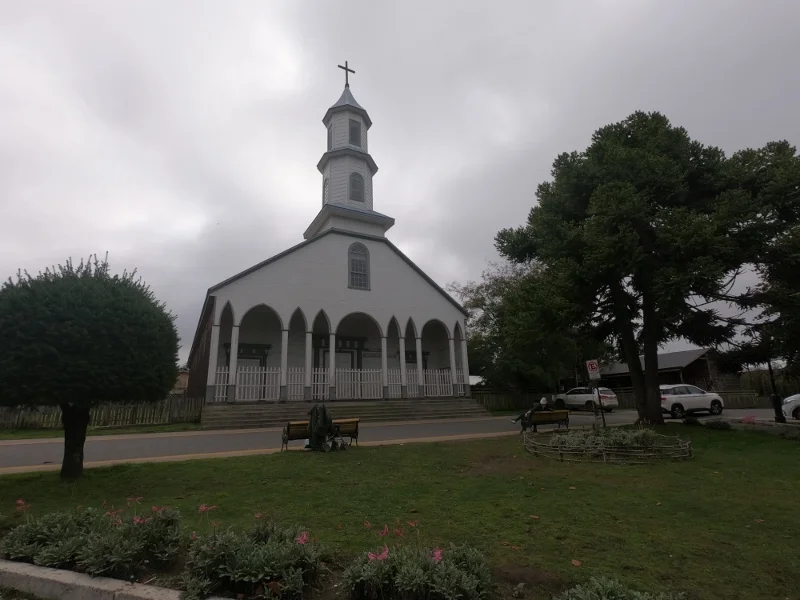 Iglesia Nuestra Señora de los Dolores frente a la plaza de Dalcahue