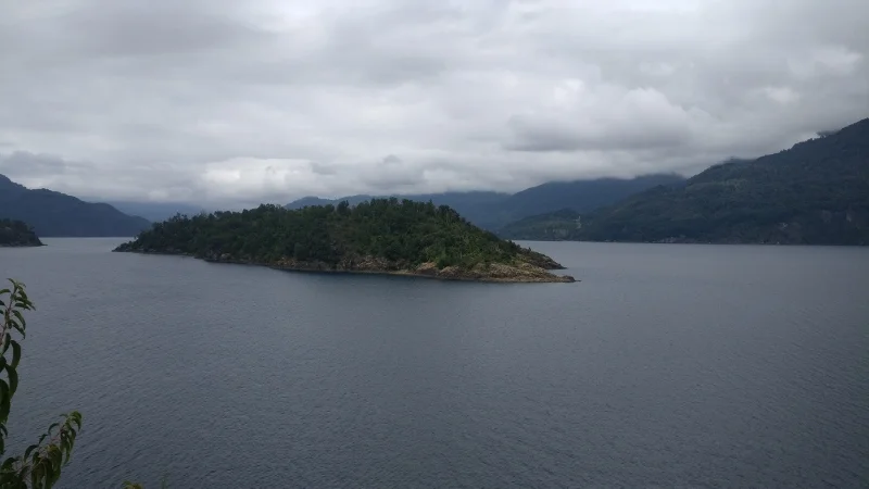Paisaje lacustre de Panguipulli en la Región de Los Ríos