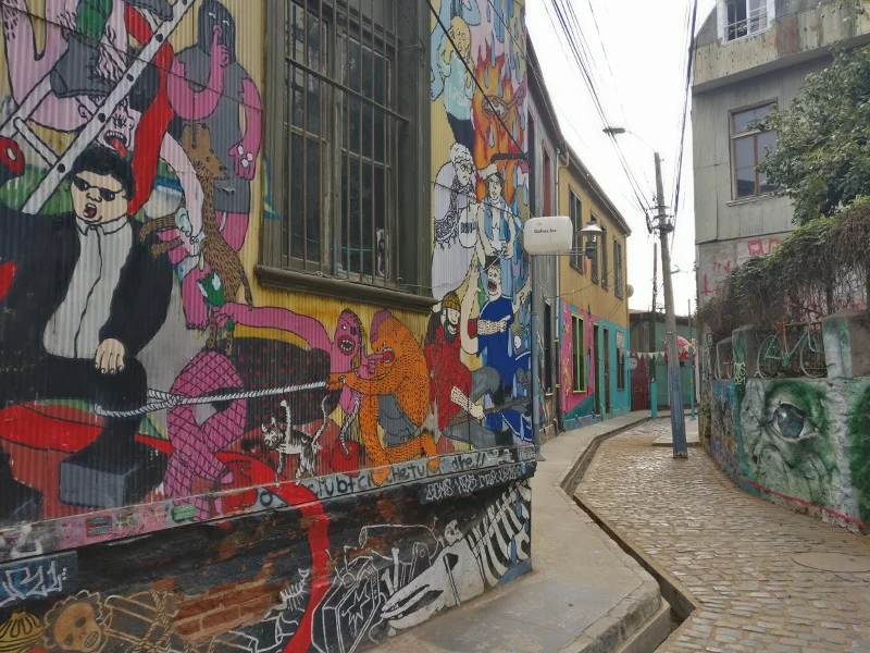 Casas de colores y arte urbano en Valparaíso