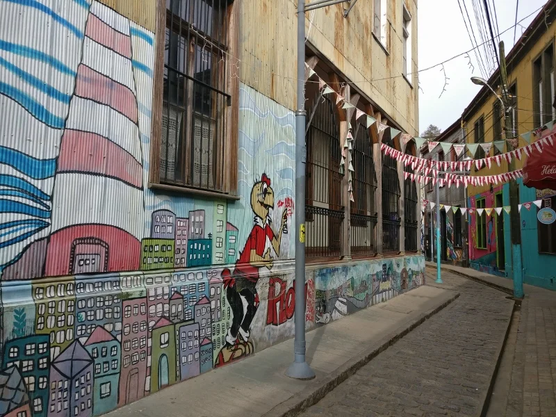 Murales y casas de colores en Valparaíso