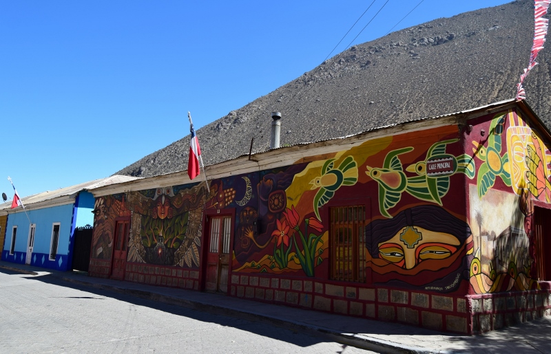 Calle y construcciones de adobe en Diaguitas