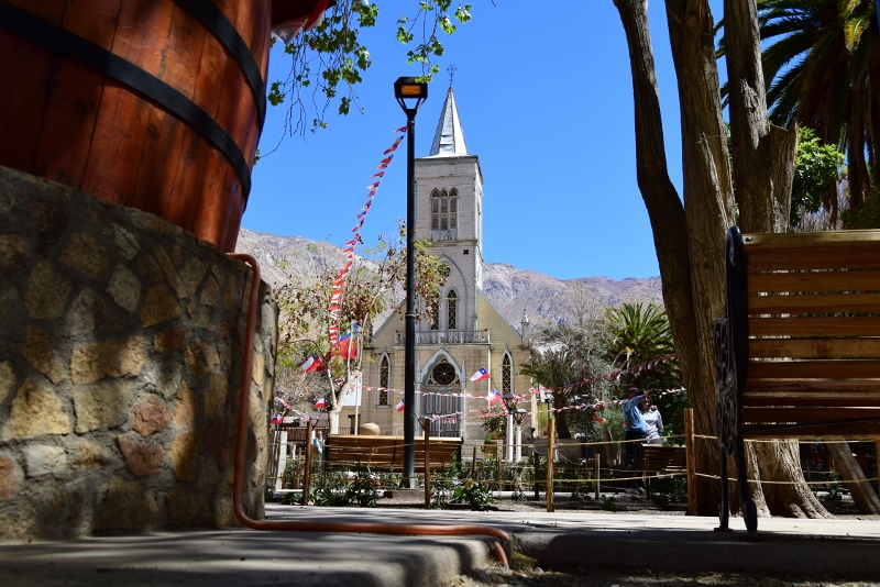 Pueblo de Pisco Elqui rodeado de montañas
