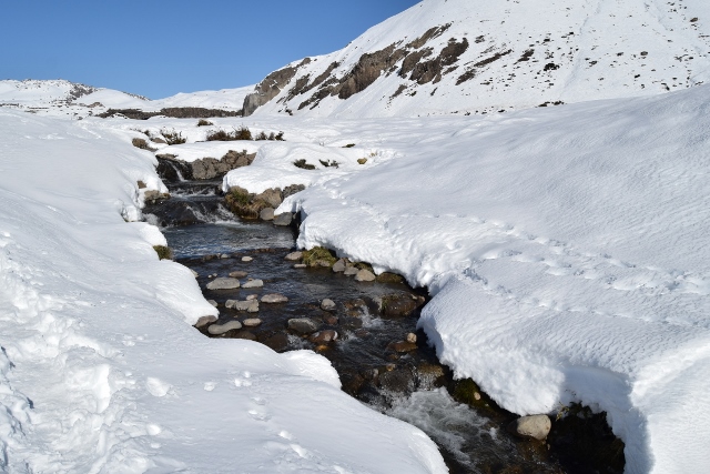 Nieve y formaciones volcánicas cerca de la Cascada Invertida