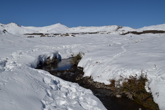 Montañas rojizas y nieve en la Ruta Pehuenche