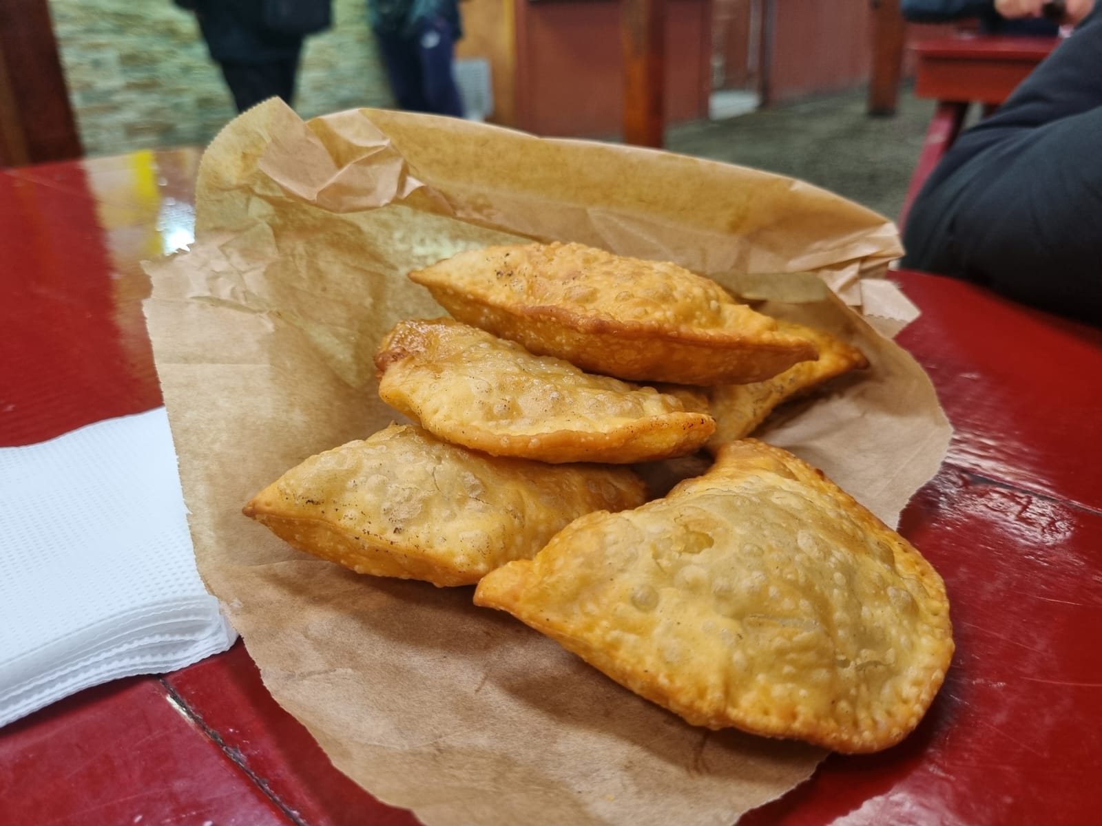 Plato de comida tradicional servido en la Feria de Niebla