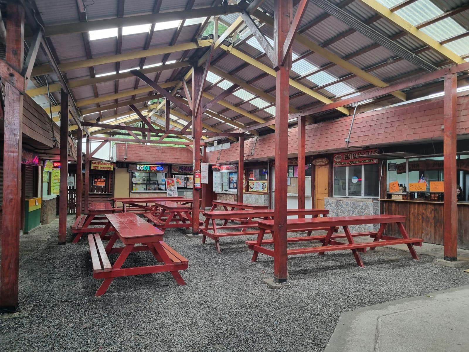 Comida casera servida en uno de los puestos de la Feria de Niebla