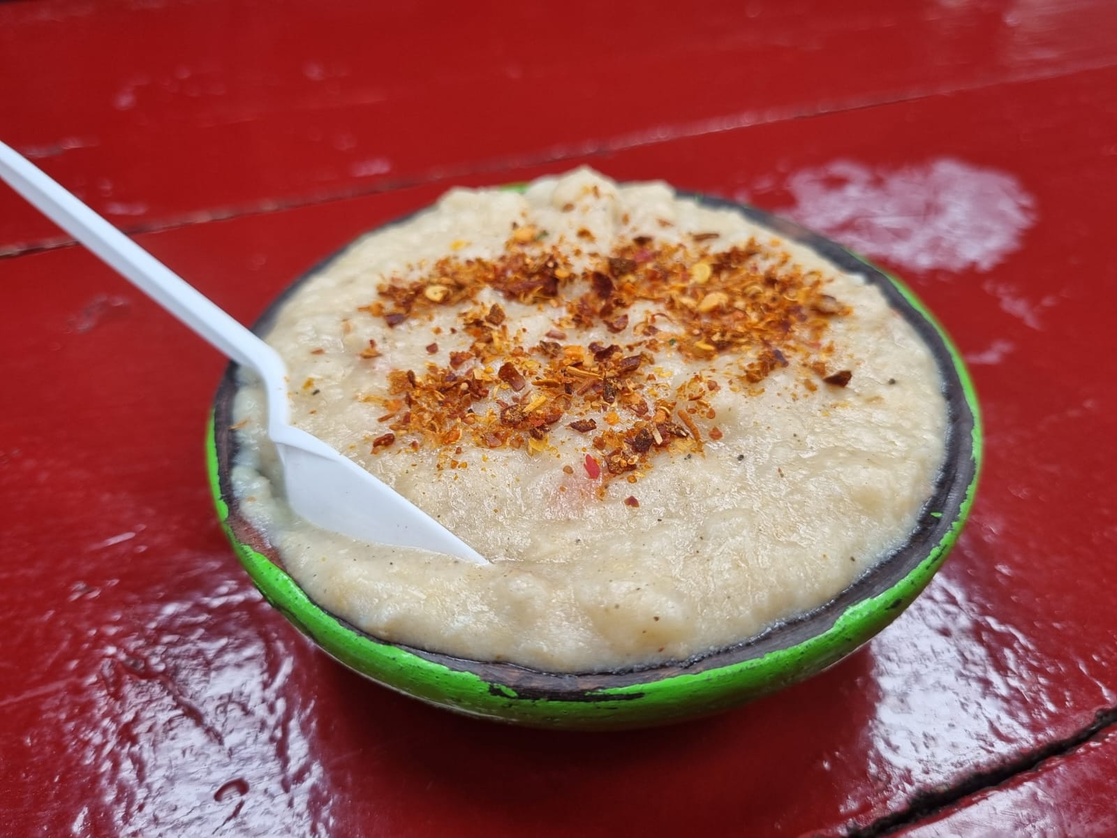 Mesas y puestos gastronómicos de la Feria Costumbrista de Niebla